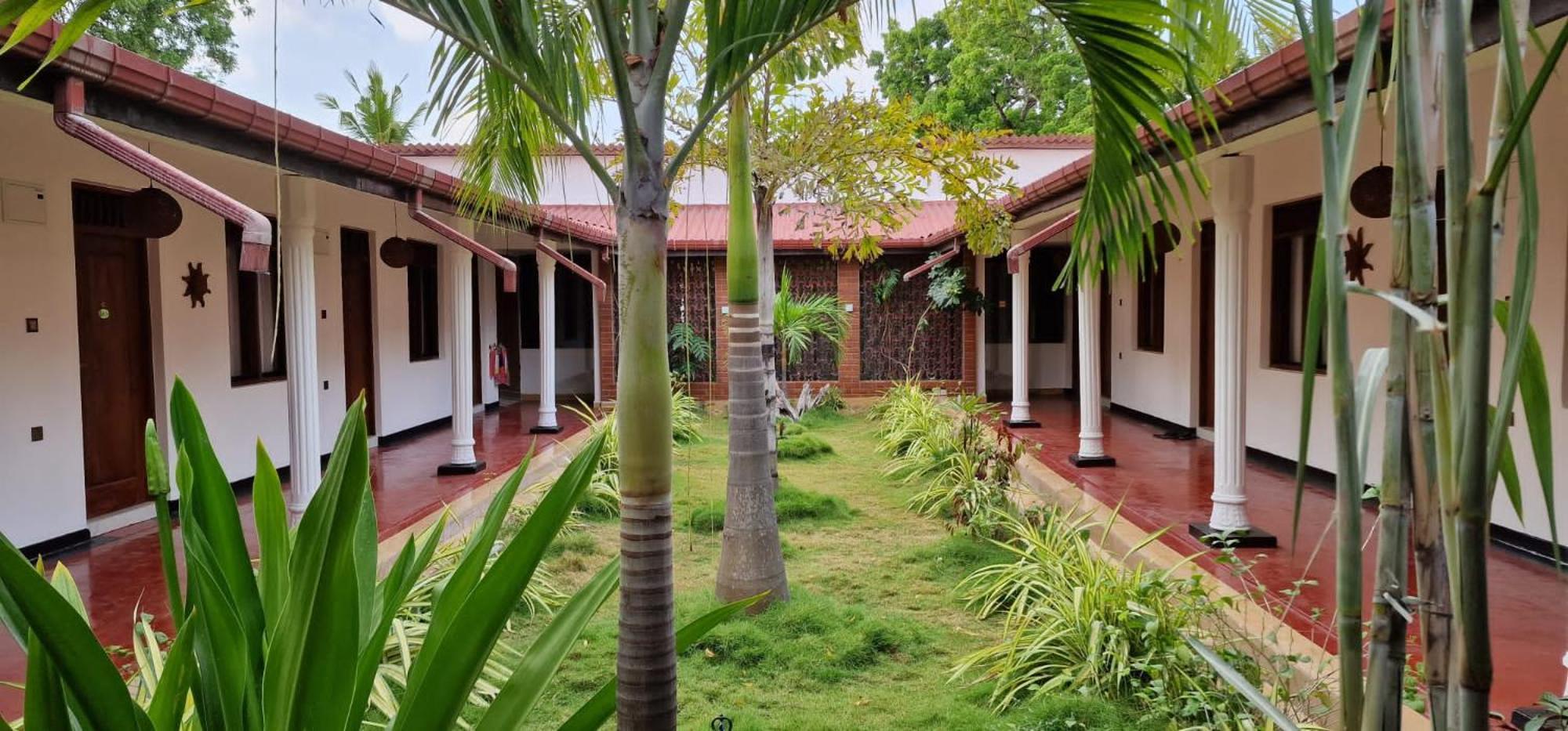 Lucky Beach Resort Тринкомали Экстерьер фото